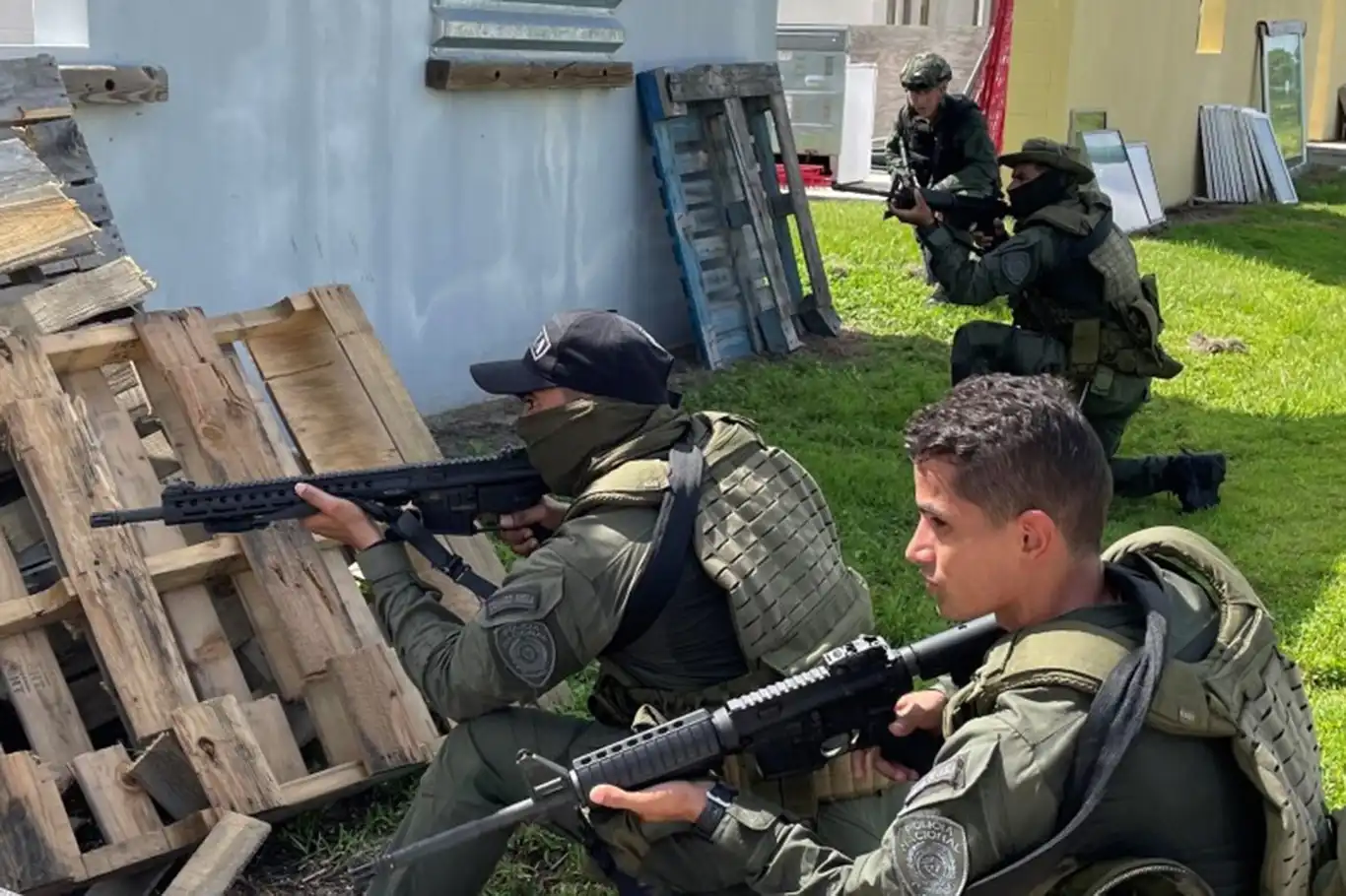 Venezuela Kolombiya sınırına 25 bin asker konuşlandıracak Venezuela Kolombiya sınırına 25 bin asker konuşlandıracak