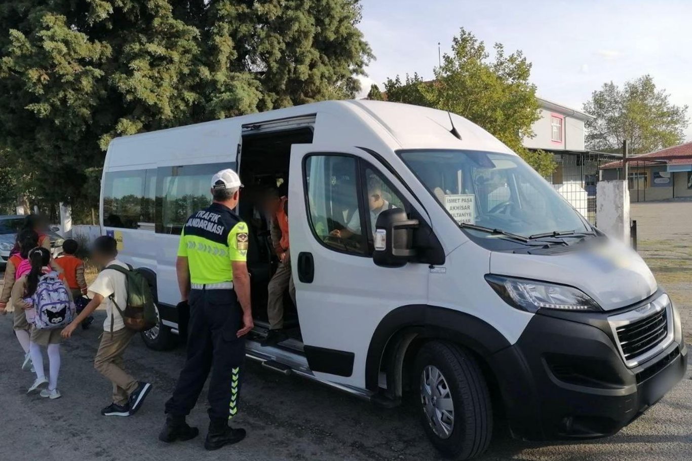 Bursa'da okul önlerinde denetim: 11 şahıs yakalandı