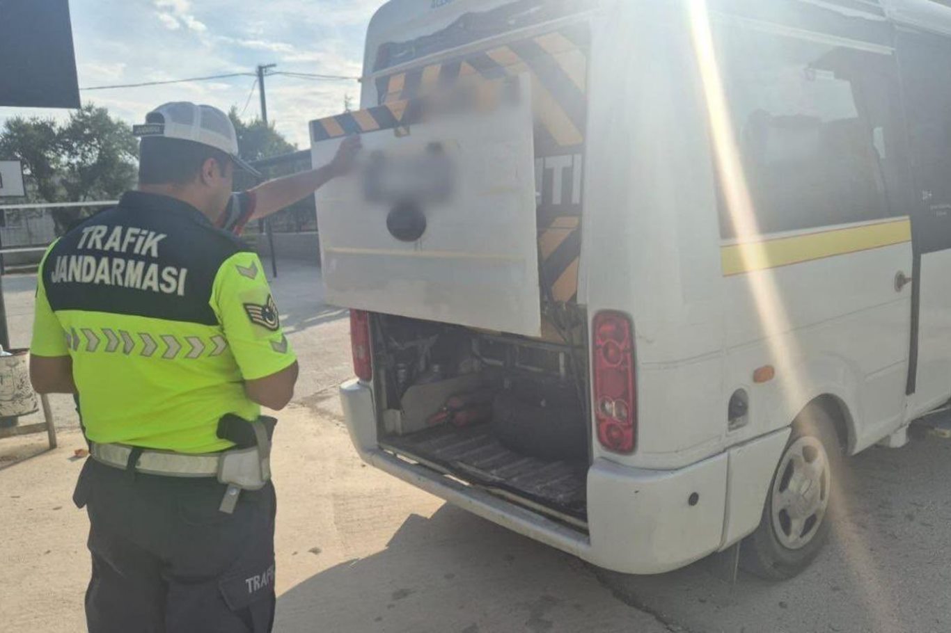 Bursa'da okul önlerinde denetim: 11 şahıs yakalandı Bursa'da okul önlerinde denetim: 11 şahıs yakalandı