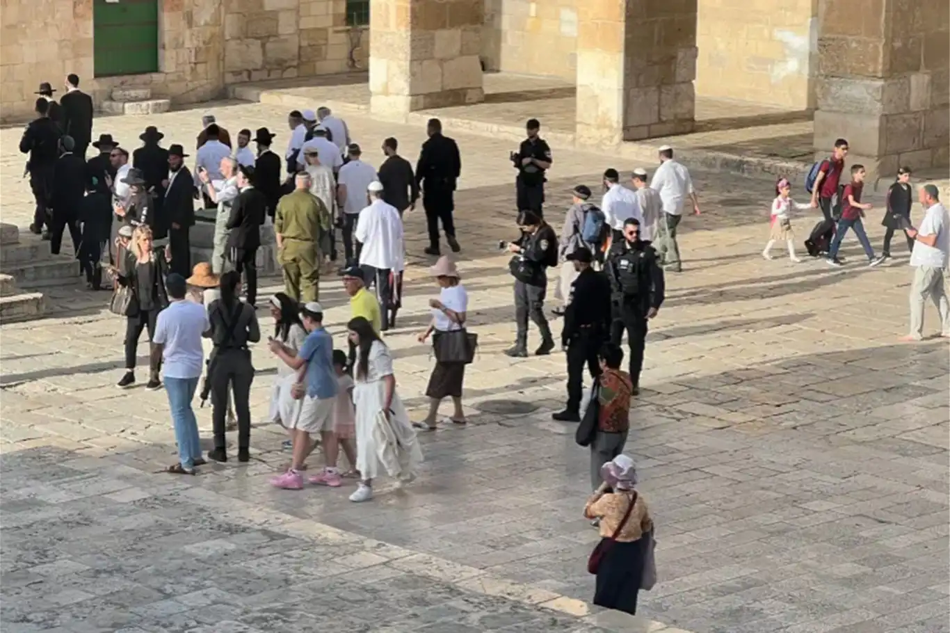 صمت العالم الإسلامي يُشجّع الاحتلال على مواصلة اقتحاماته للمسجد الأقصى صمت العالم الإسلامي يُشجّع الاحتلال على مواصلة اقتحاماته للمسجد الأقصى