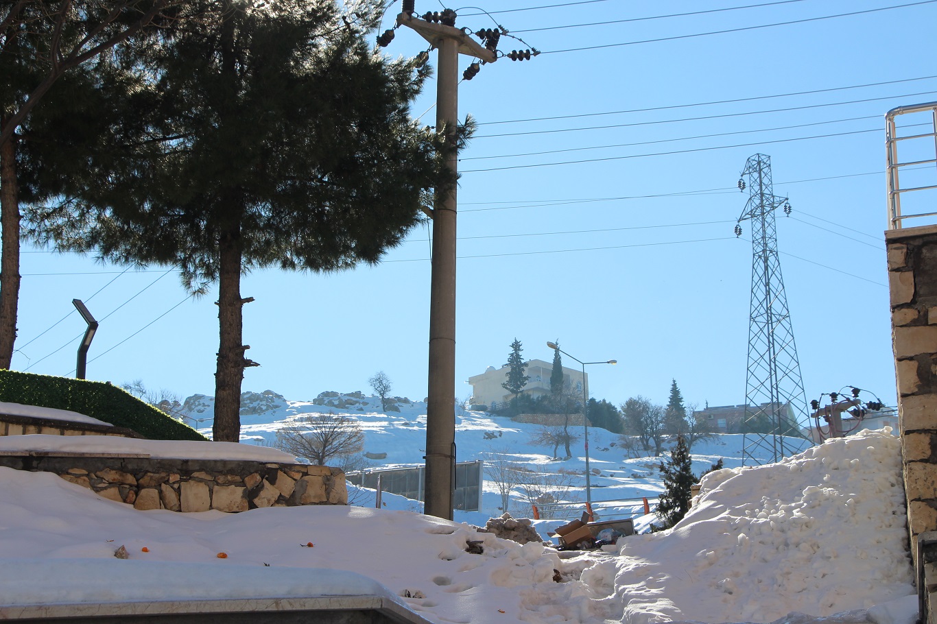 Mardin'de yol ve kaldırımlar adeta buz pistine döndü: Vatandaşlar belediyeden çözüm bekliyor