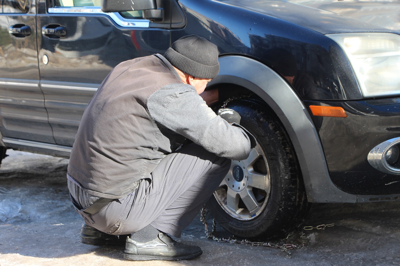 Mardin'de yol ve kaldırımlar adeta buz pistine döndü: Vatandaşlar belediyeden çözüm bekliyor