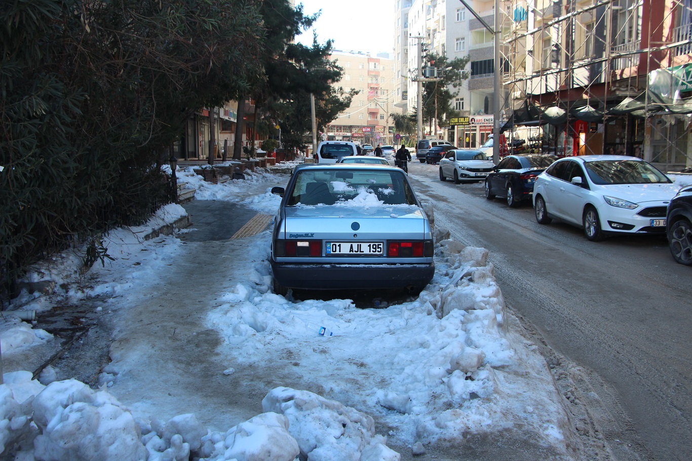 Mardin'de yol ve kaldırımlar adeta buz pistine döndü: Vatandaşlar belediyeden çözüm bekliyor