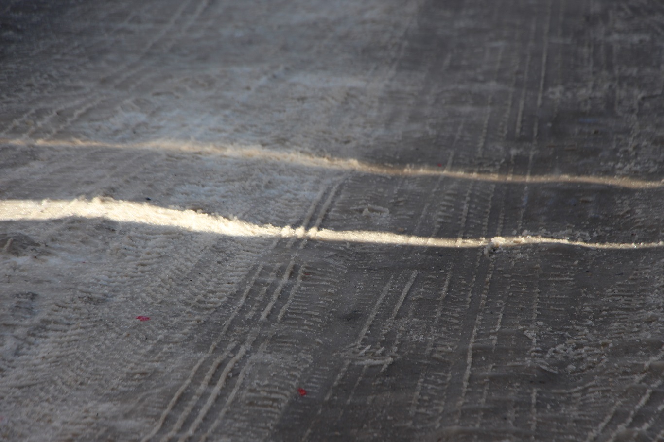 Mardin'de yol ve kaldırımlar adeta buz pistine döndü: Vatandaşlar belediyeden çözüm bekliyor