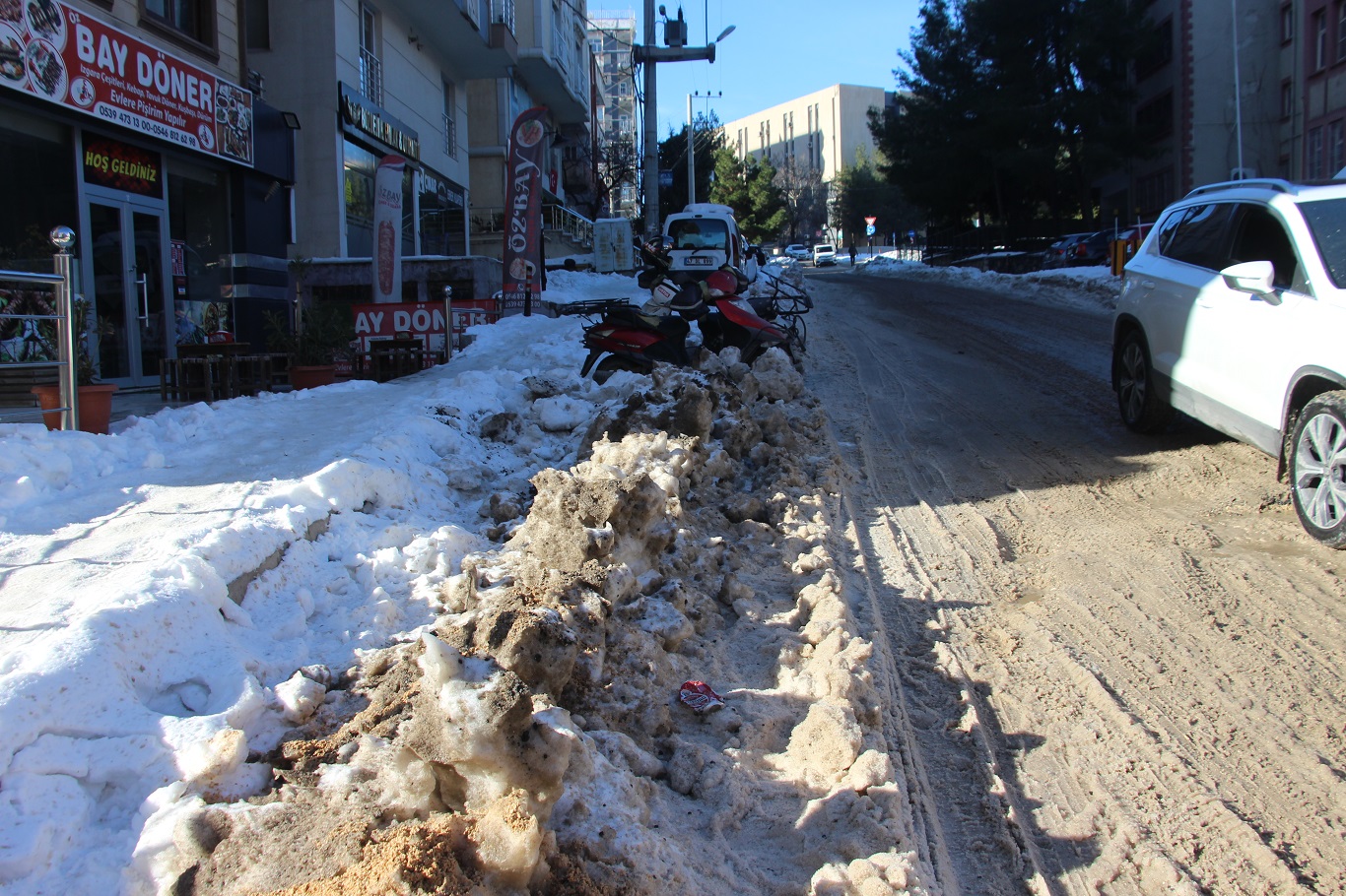 Mardin'de yol ve kaldırımlar adeta buz pistine döndü: Vatandaşlar belediyeden çözüm bekliyor