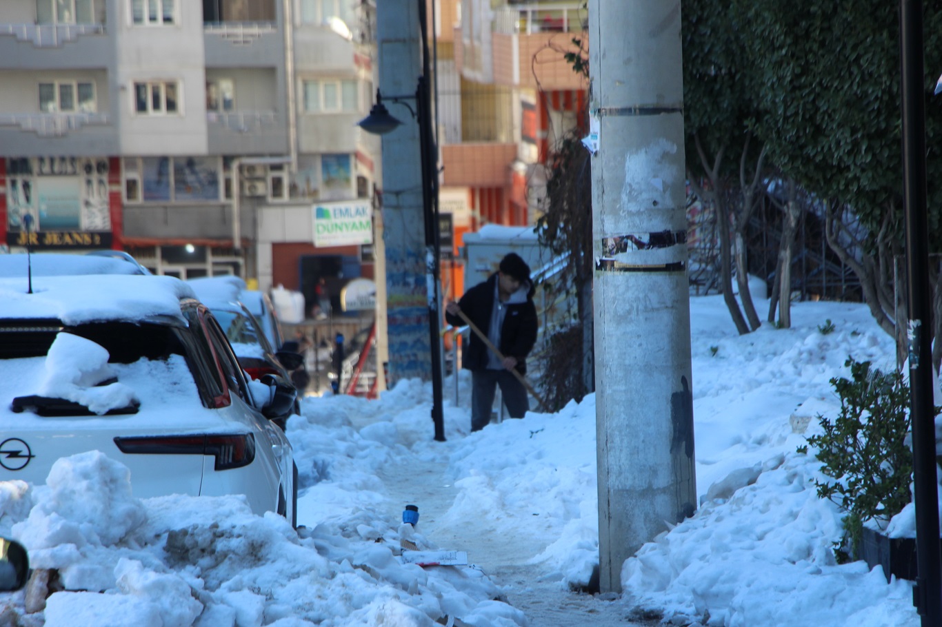 Mardin'de yol ve kaldırımlar adeta buz pistine döndü: Vatandaşlar belediyeden çözüm bekliyor