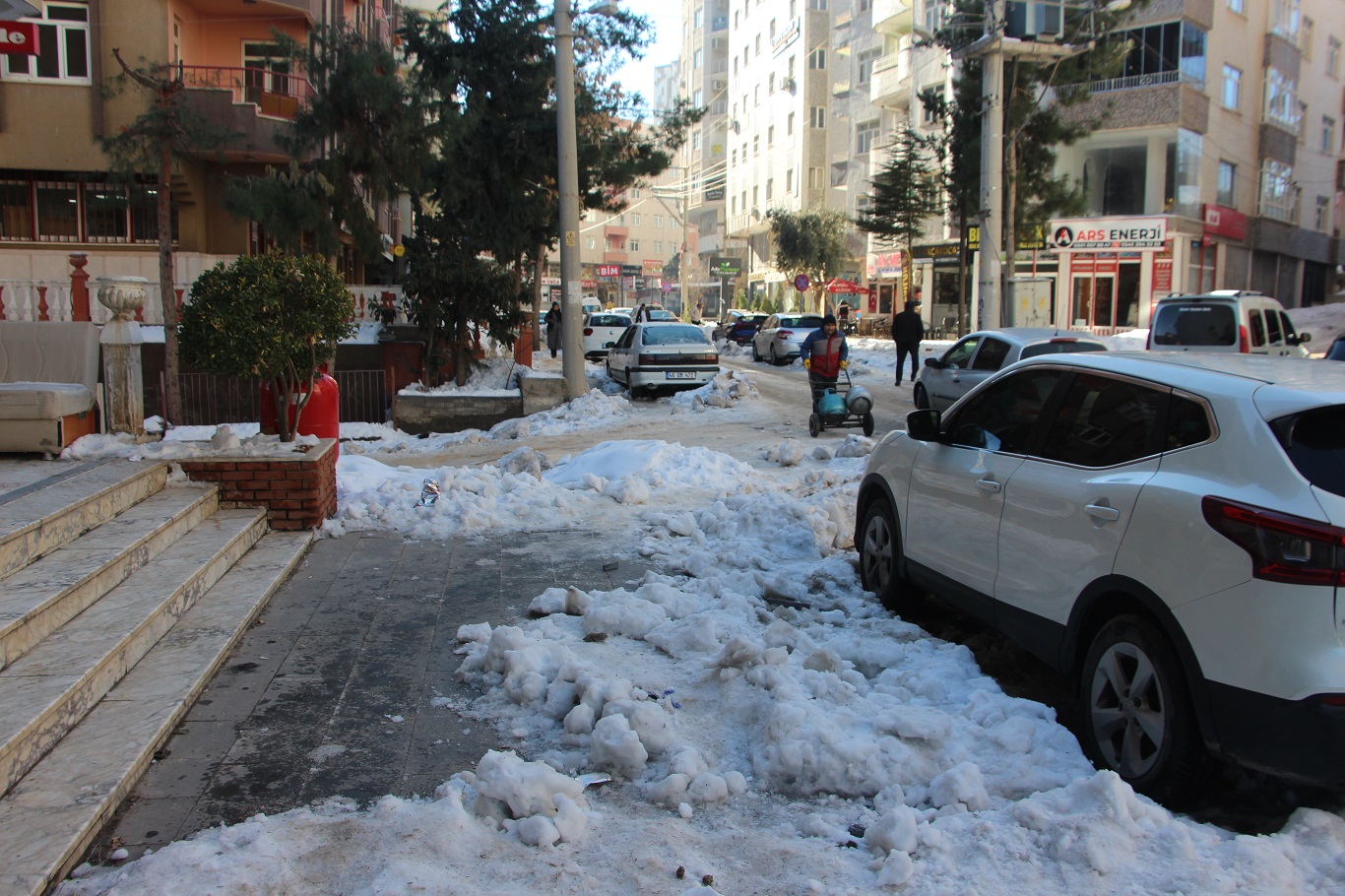 Mardin'de yol ve kaldırımlar adeta buz pistine döndü: Vatandaşlar belediyeden çözüm bekliyor