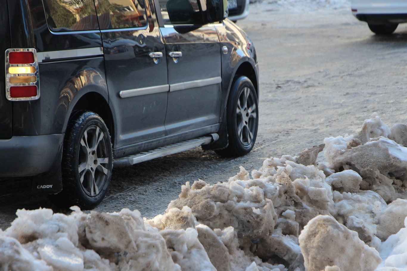 Mardin'de yol ve kaldırımlar adeta buz pistine döndü: Vatandaşlar belediyeden çözüm bekliyor