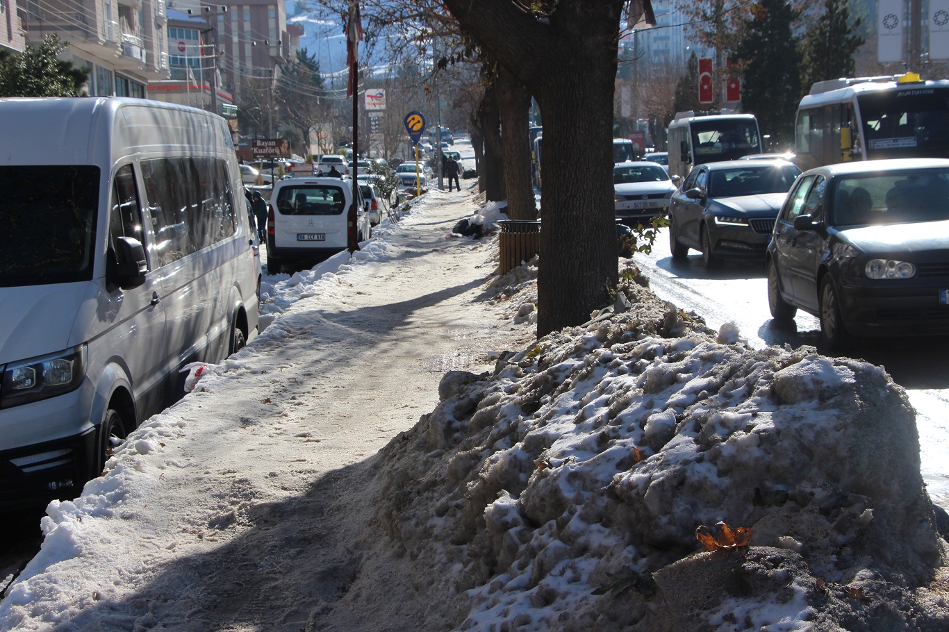 Mardin'de yol ve kaldırımlar adeta buz pistine döndü: Vatandaşlar belediyeden çözüm bekliyor