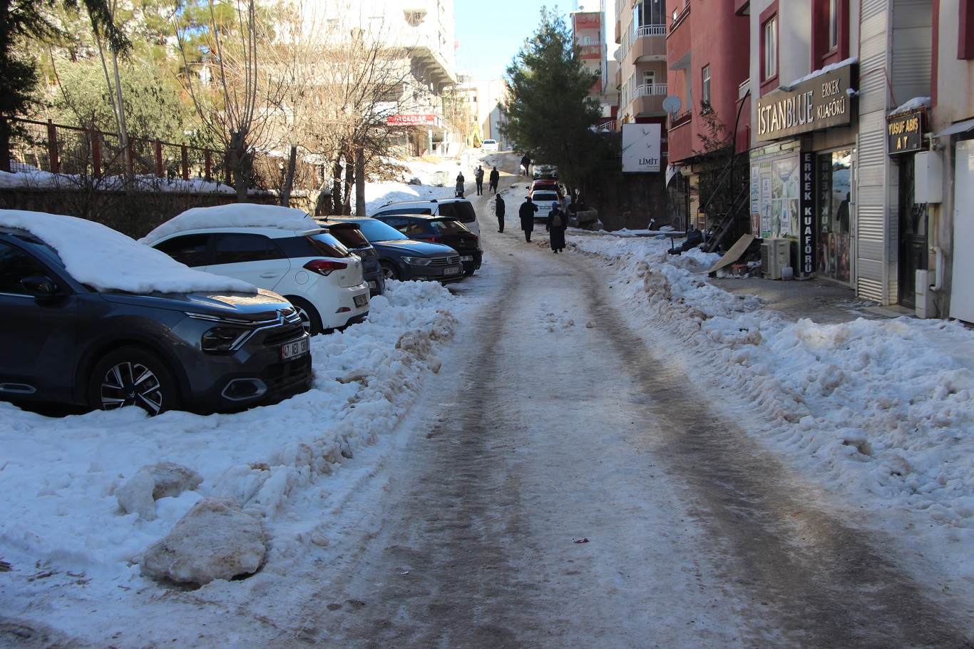 Mardin'de yol ve kaldırımlar adeta buz pistine döndü: Vatandaşlar belediyeden çözüm bekliyor