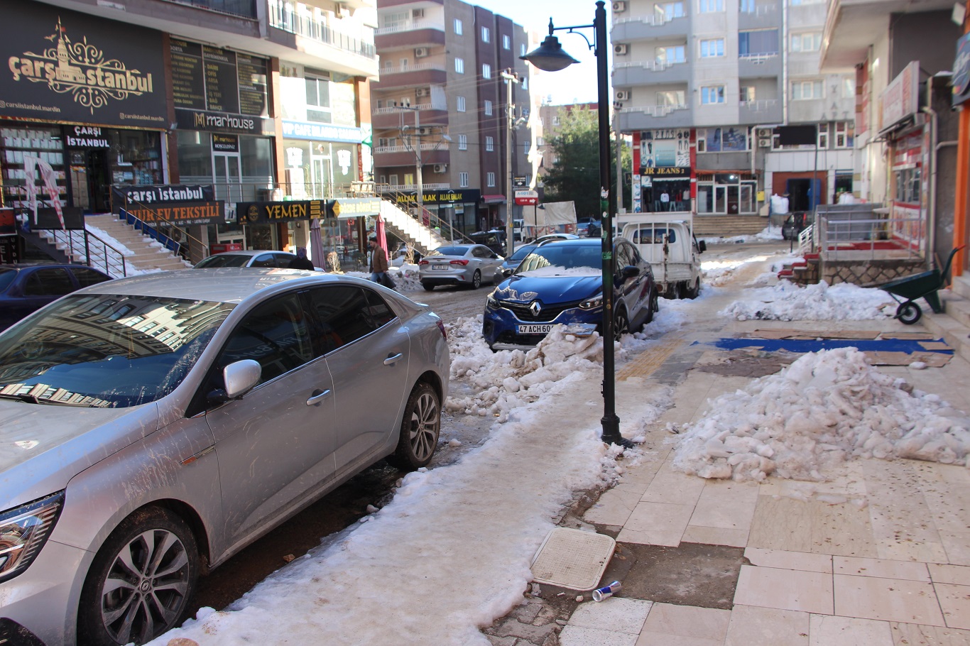 Mardin'de yol ve kaldırımlar adeta buz pistine döndü: Vatandaşlar belediyeden çözüm bekliyor