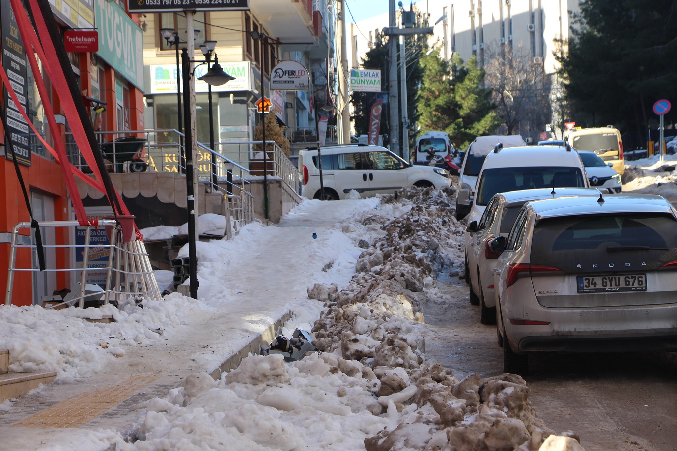 Mardin'de yol ve kaldırımlar adeta buz pistine döndü: Vatandaşlar belediyeden çözüm bekliyor