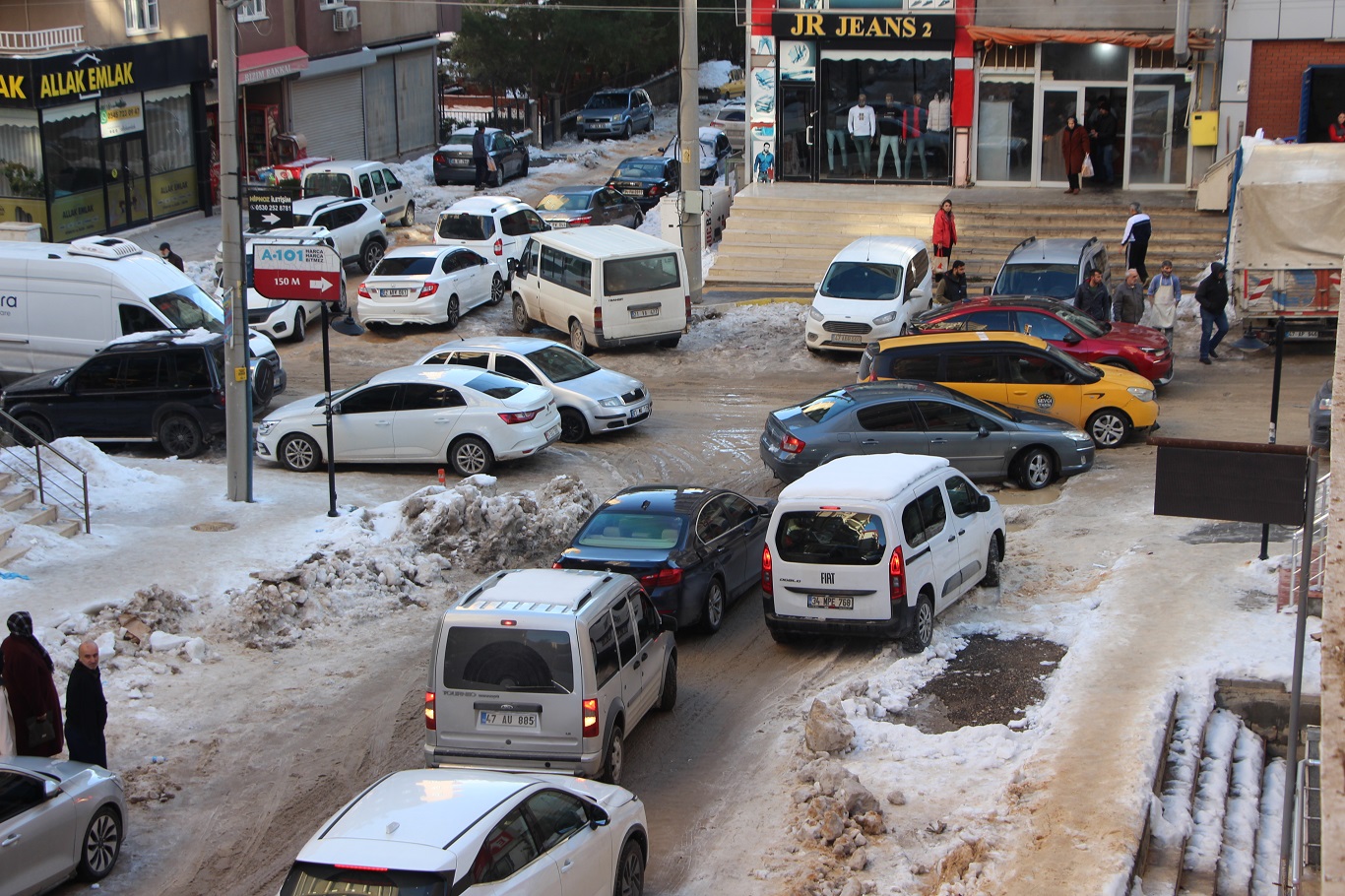 Mardin'de yol ve kaldırımlar adeta buz pistine döndü: Vatandaşlar belediyeden çözüm bekliyor