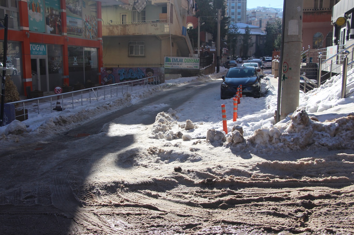 Mardin'de yol ve kaldırımlar adeta buz pistine döndü: Vatandaşlar belediyeden çözüm bekliyor
