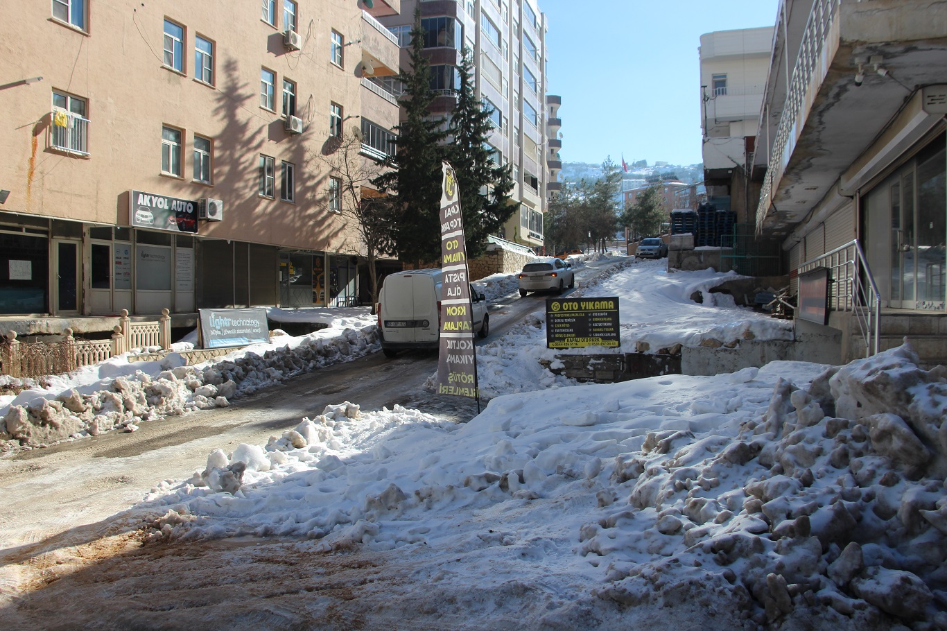 Mardin'de yol ve kaldırımlar adeta buz pistine döndü: Vatandaşlar belediyeden çözüm bekliyor