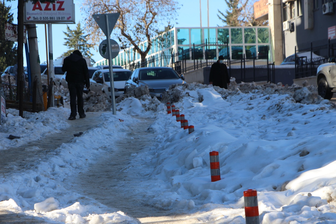 Mardin'de yol ve kaldırımlar adeta buz pistine döndü: Vatandaşlar belediyeden çözüm bekliyor