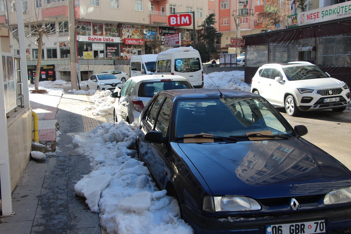 Mardin'de yol ve kaldırımlar adeta buz pistine döndü: Vatandaşlar belediyeden çözüm bekliyor