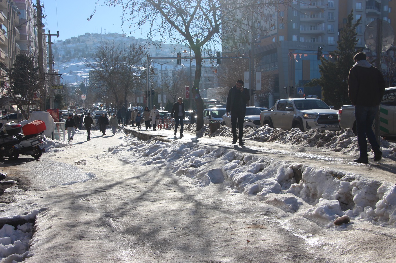 Mardin'de yol ve kaldırımlar adeta buz pistine döndü: Vatandaşlar belediyeden çözüm bekliyor