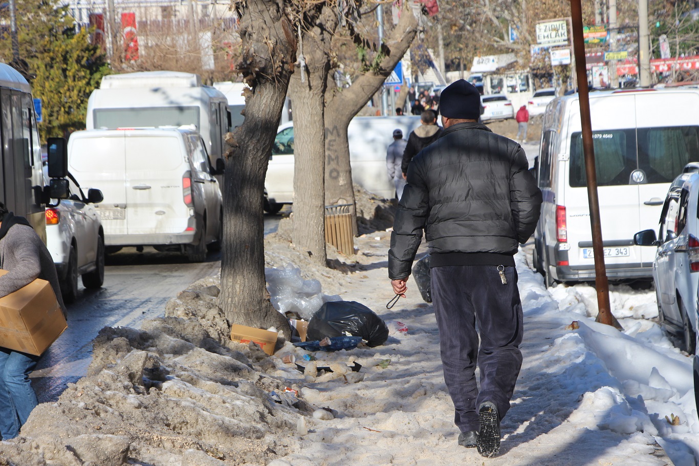 Mardin'de yol ve kaldırımlar adeta buz pistine döndü: Vatandaşlar belediyeden çözüm bekliyor