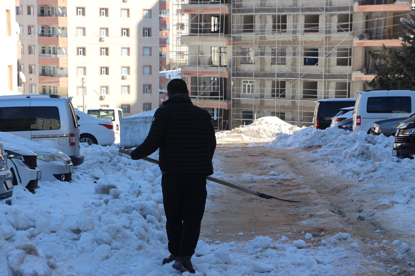 Mardin'de yol ve kaldırımlar adeta buz pistine döndü: Vatandaşlar belediyeden çözüm bekliyor