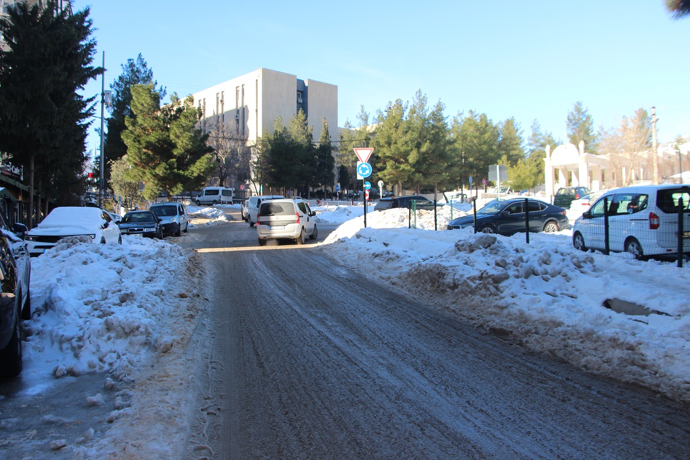 Mardin'de yol ve kaldırımlar adeta buz pistine döndü: Vatandaşlar belediyeden çözüm bekliyor