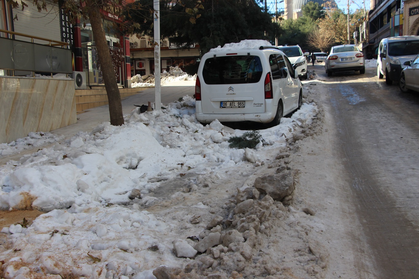 Mardin'de yol ve kaldırımlar adeta buz pistine döndü: Vatandaşlar belediyeden çözüm bekliyor
