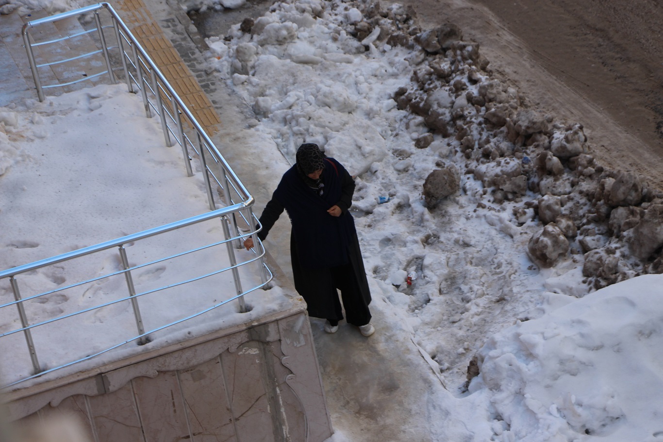 Mardin'de yol ve kaldırımlar adeta buz pistine döndü: Vatandaşlar belediyeden çözüm bekliyor