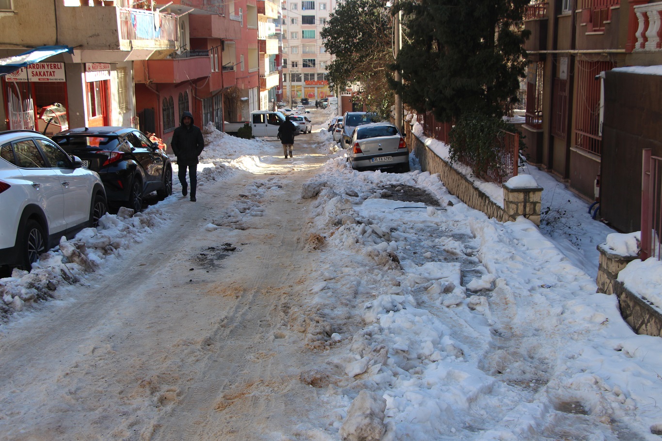 Mardin'de yol ve kaldırımlar adeta buz pistine döndü: Vatandaşlar belediyeden çözüm bekliyor