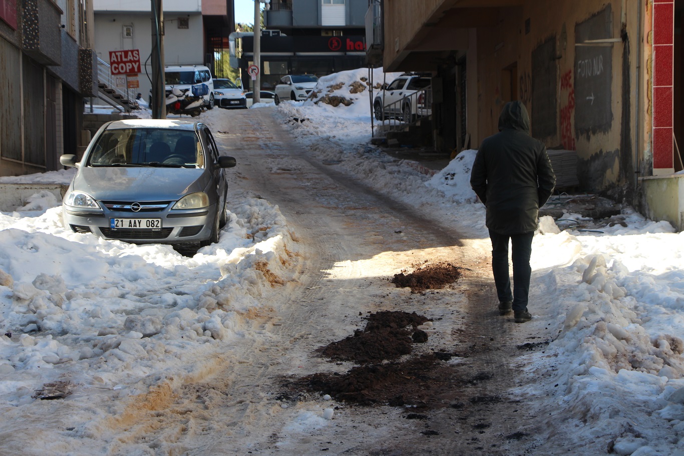 Mardin'de yol ve kaldırımlar adeta buz pistine döndü: Vatandaşlar belediyeden çözüm bekliyor