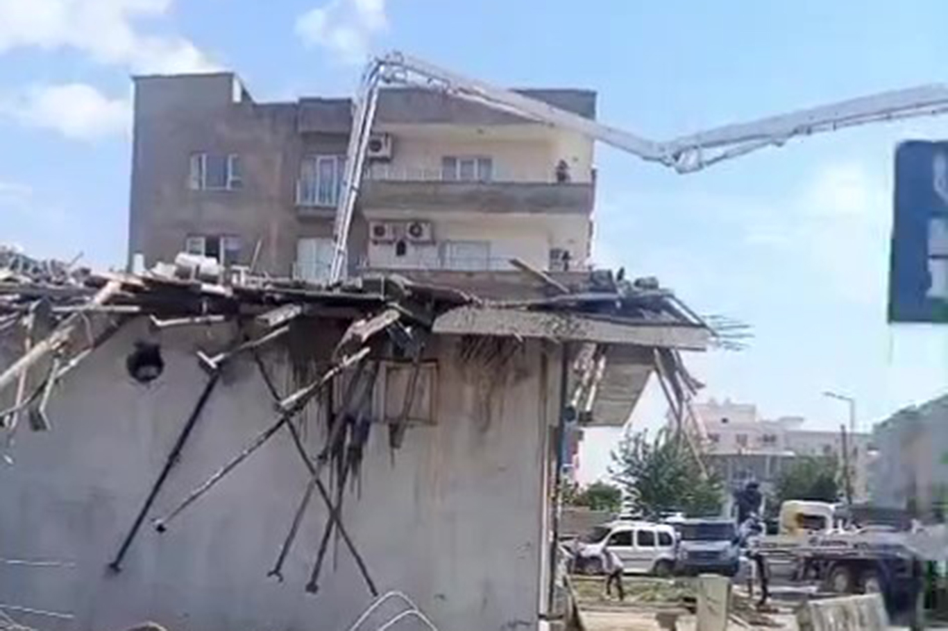 Li navçeya Cizîrê ya Şirnexê, ji ber hilweşîna qata duyemîn a avahiyek ku di bin çêkirinê de bû, 5 kes birîndar bûn.