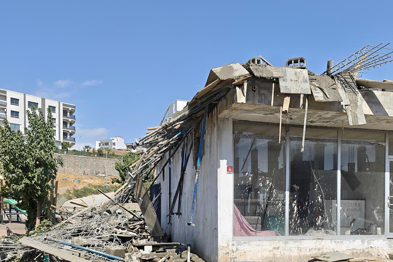 Li navçeya Cizîrê ya Şirnexê, ji ber hilweşîna qata duyemîn a avahiyek ku di bin çêkirinê de bû, 5 kes birîndar bûn.