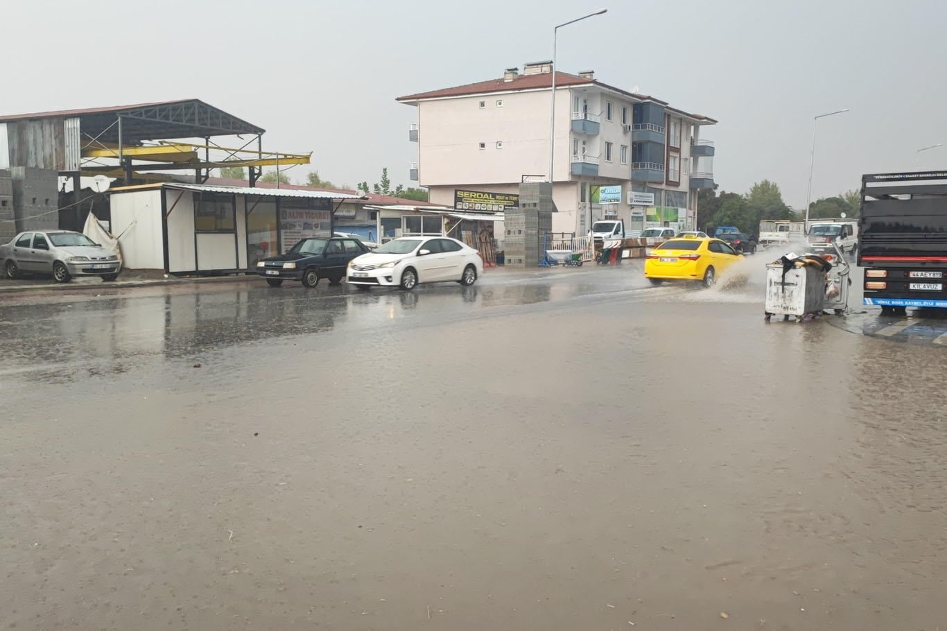Malatya'da şiddetli yağış yolları göle çevirdi