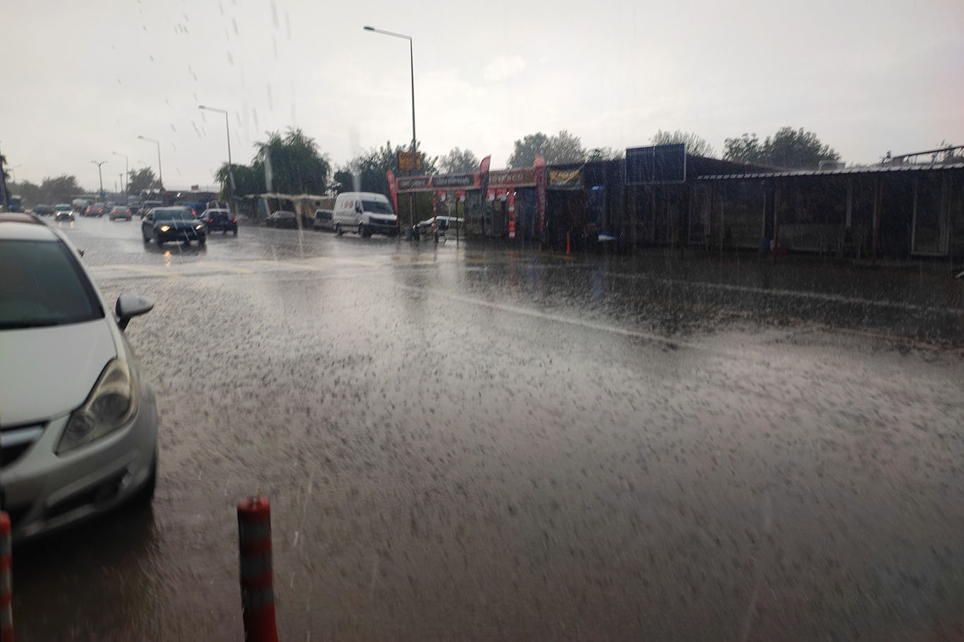 Malatya'da şiddetli yağış yolları göle çevirdi