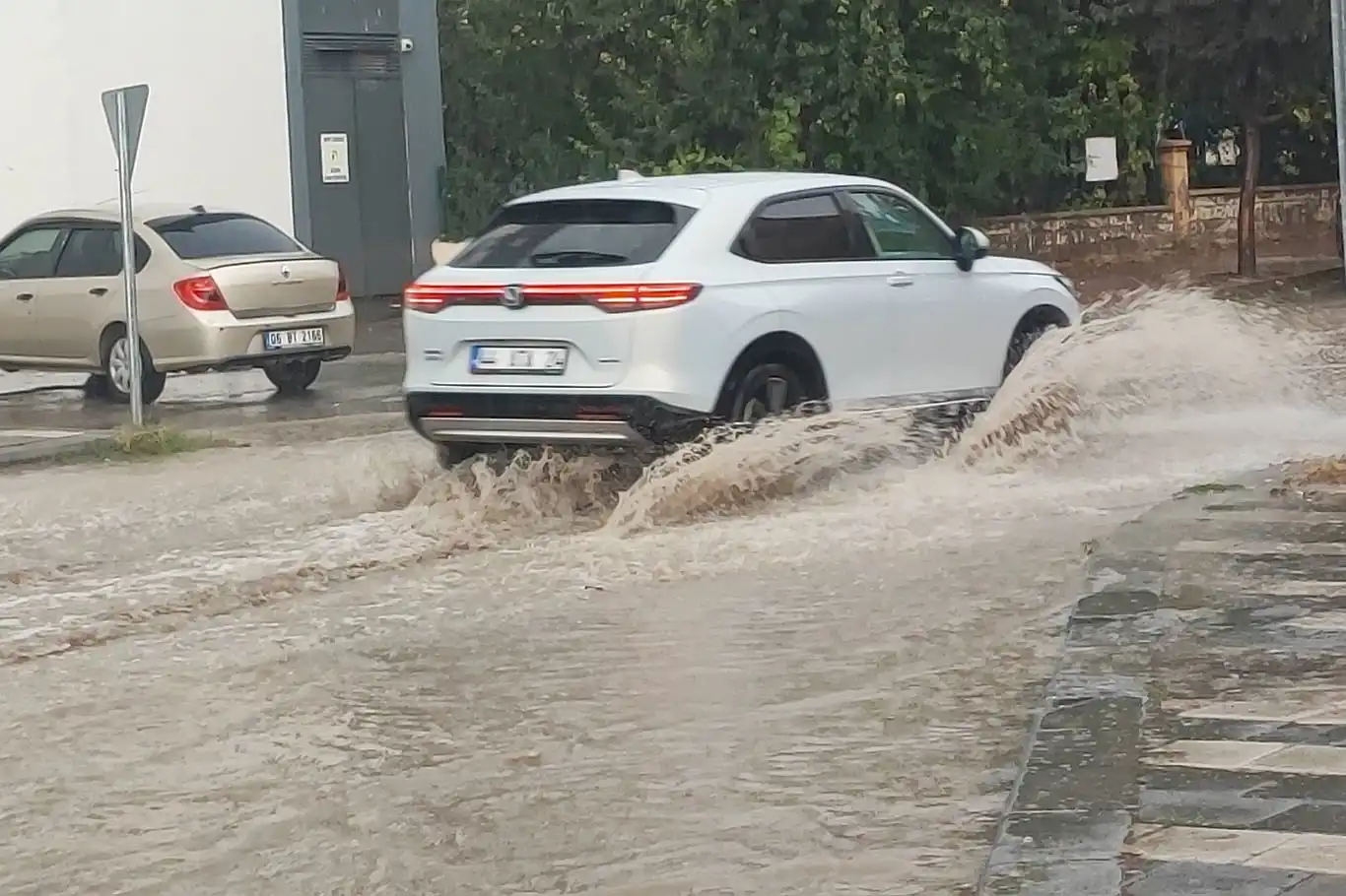 Malatya'da şiddetli yağış yolları göle çevirdi