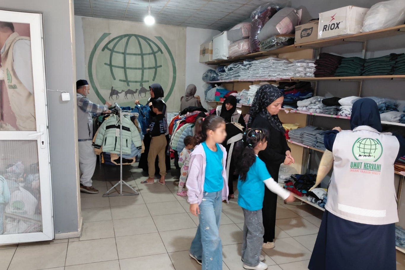 Tarsus Umut Kervanı'ndan ihtiyaç sahibi ailelere giyim yardımı
