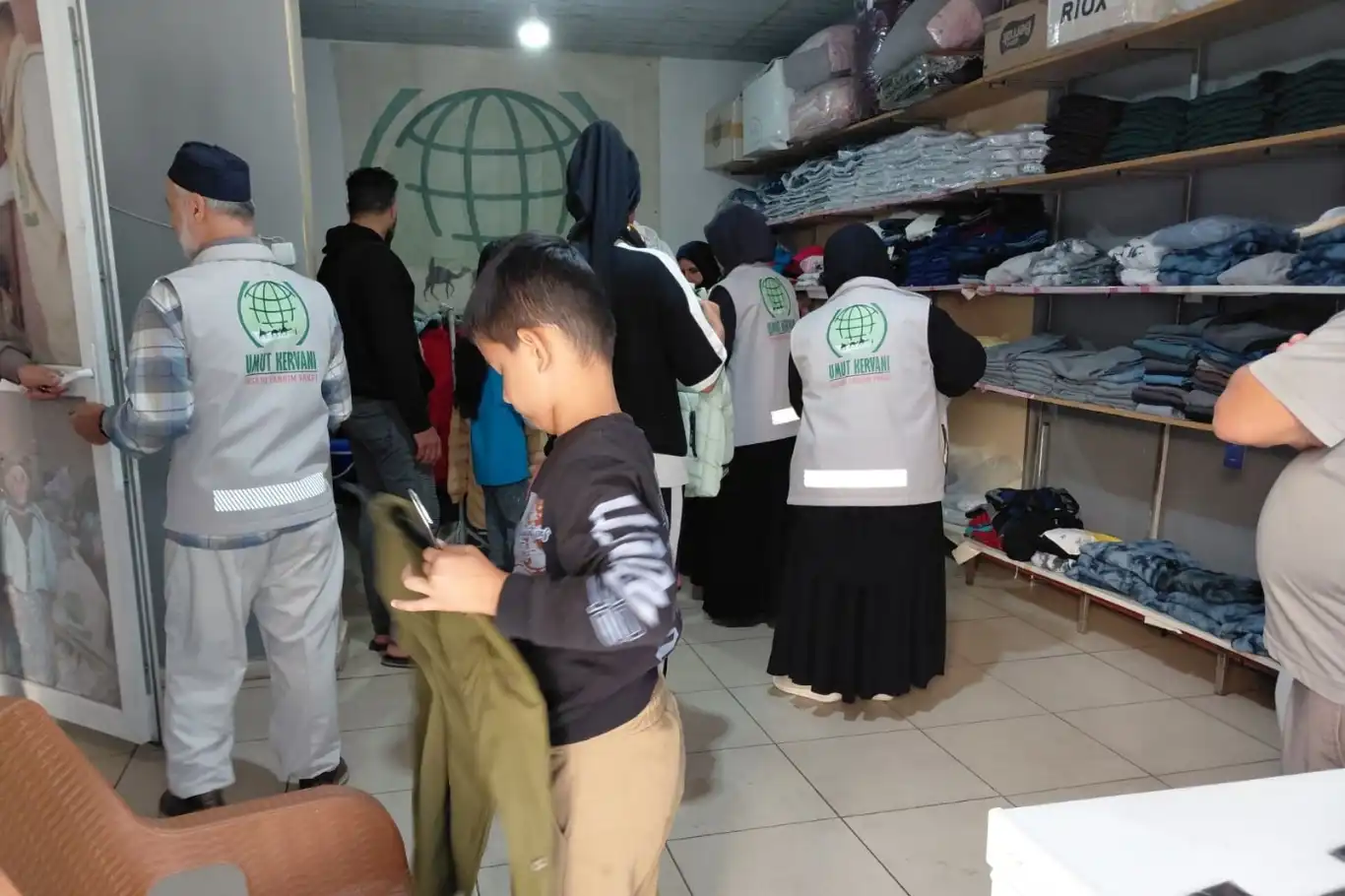 Tarsus Umut Kervanı'ndan ihtiyaç sahibi ailelere giyim yardımı