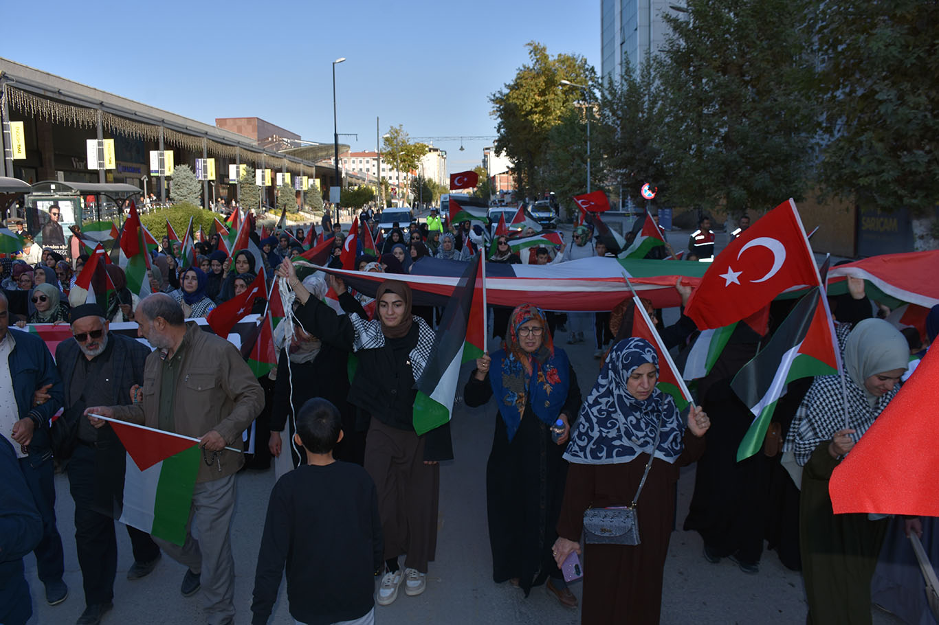 Malatya'da binlerce kişi özgür Filistin için yürüdü