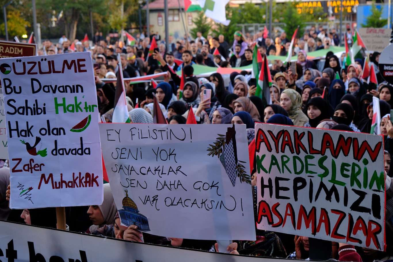 Vanlılar Aksa Tufanı'nın 3'üncü yıldönümünde Gazze için meydanlardaydı