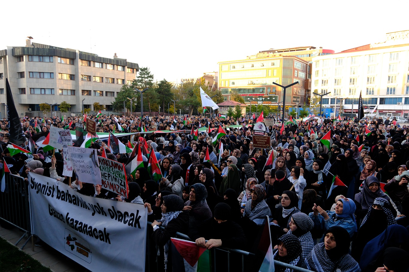 Vanlılar Aksa Tufanı'nın 3'üncü yıldönümünde Gazze için meydanlardaydı