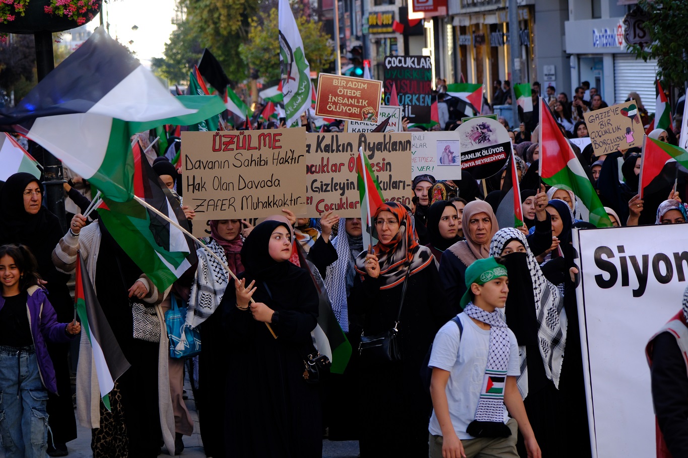 Vanlılar Aksa Tufanı'nın 3'üncü yıldönümünde Gazze için meydanlardaydı