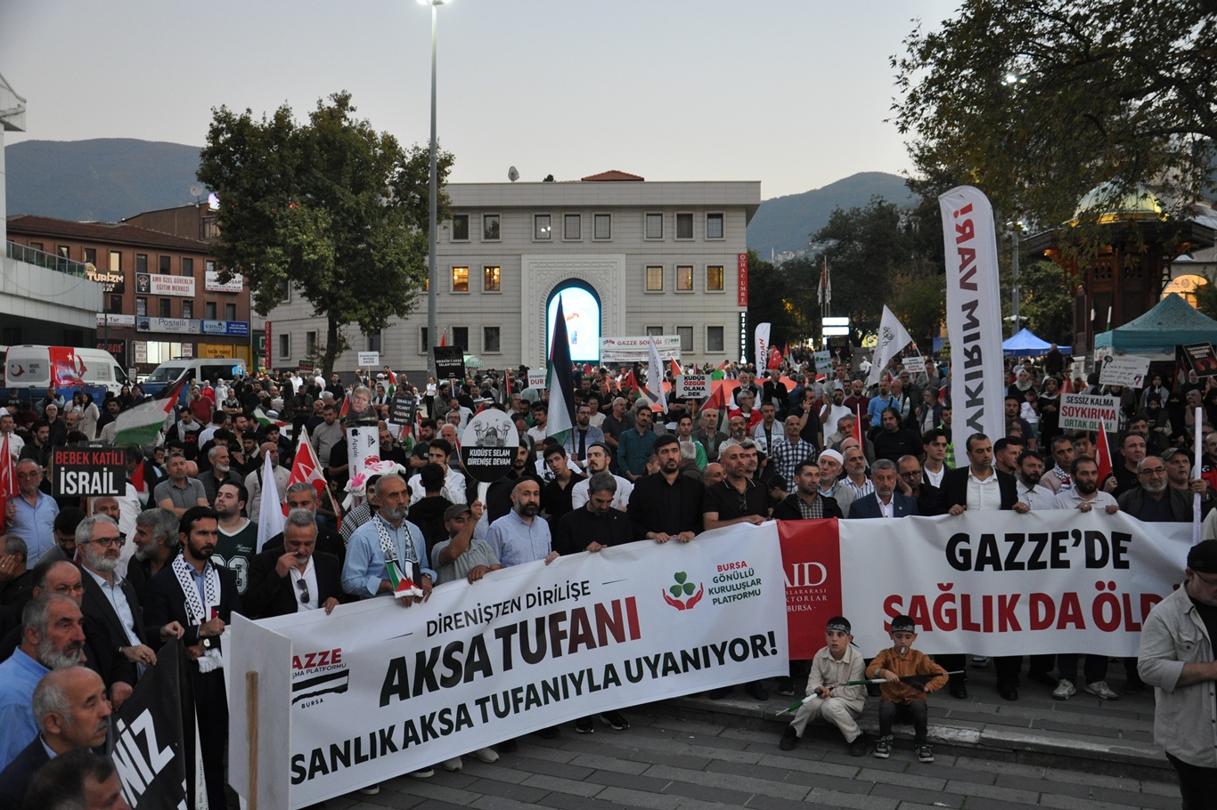 Bursa’da “Dirilişten Dirilişe Aksa Tufanı” yürüyüşü düzenlendi