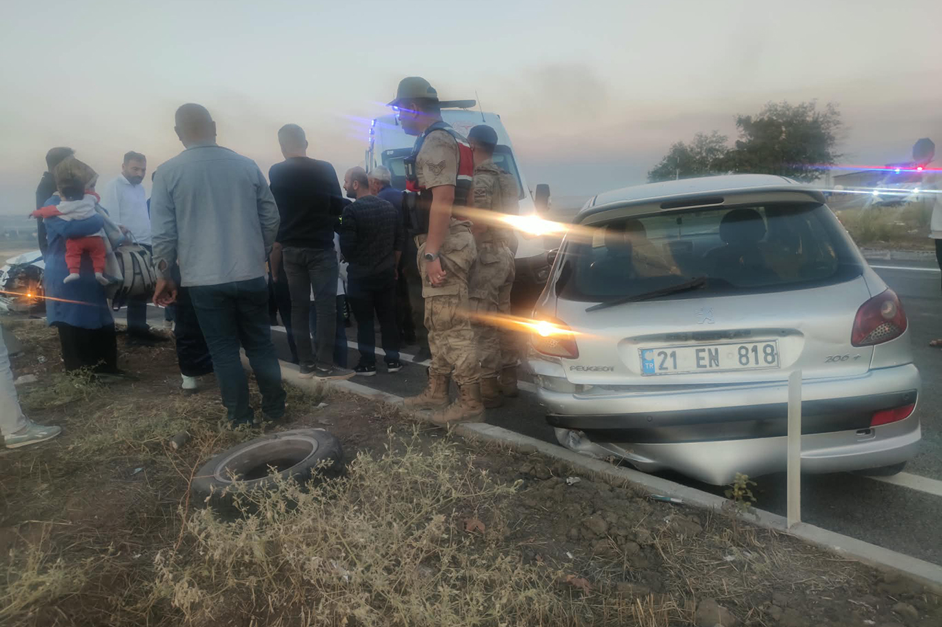 Diyarbakır-Çınar yolunda 2 otomobil çarpıştı: 2 yaralı
