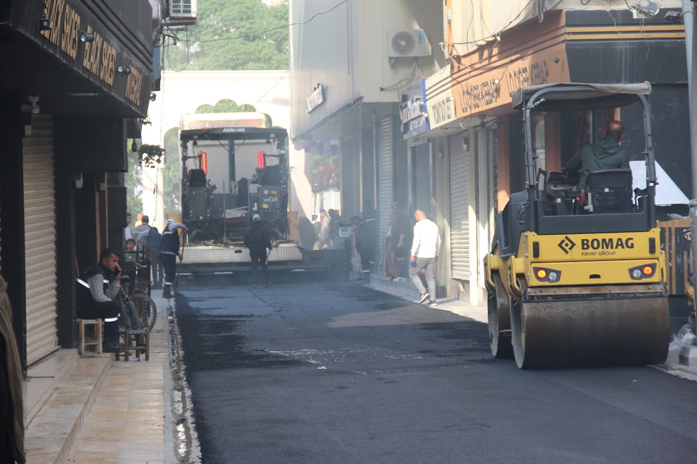 Batman'da trafiğe kapalı sokağın asfaltlanıp trafiğe açılması esnafın tepkisine yol açtı