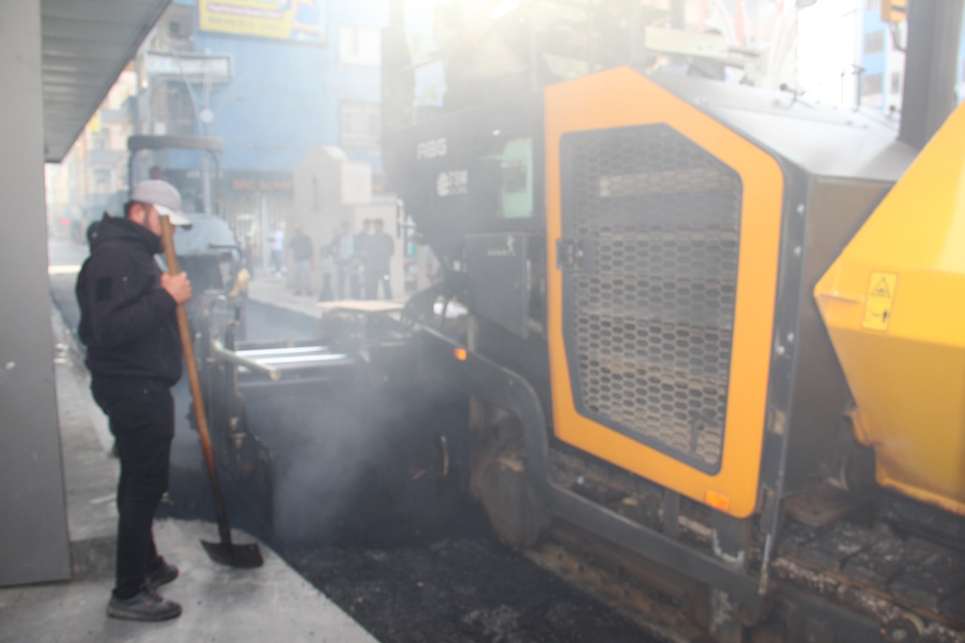 Batman'da trafiğe kapalı sokağın asfaltlanıp trafiğe açılması esnafın tepkisine yol açtı
