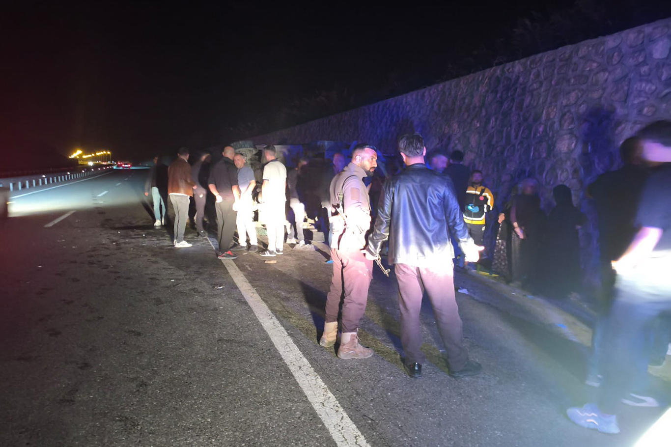 Batman’da minibüs takla attı: 2’si ağır 11 yaralı
