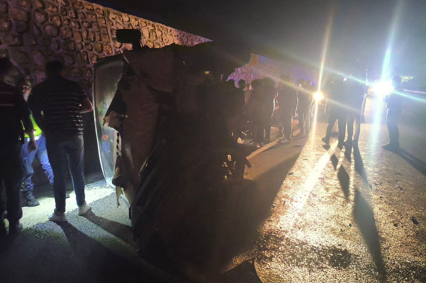 Batman’da minibüs takla attı: 2’si ağır 11 yaralı