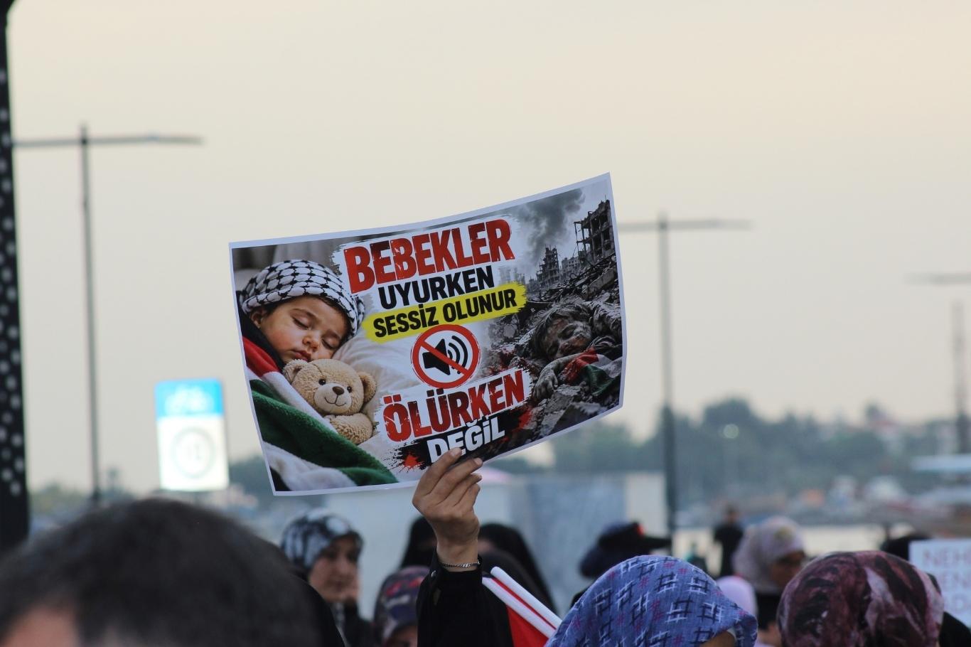 Mersin'de Aksa Tufanı'nın yıl dönümü dolayısıyla düzenlenen programda, HÜDA PAR Mersin Milletvekili Faruk Dinç Gazze'de yaşananlara dikkat çekti. Basın açıklamasında ise İslam ülkelerine siyonist rejime yaptırım uygulama çağrısı yapıldı.