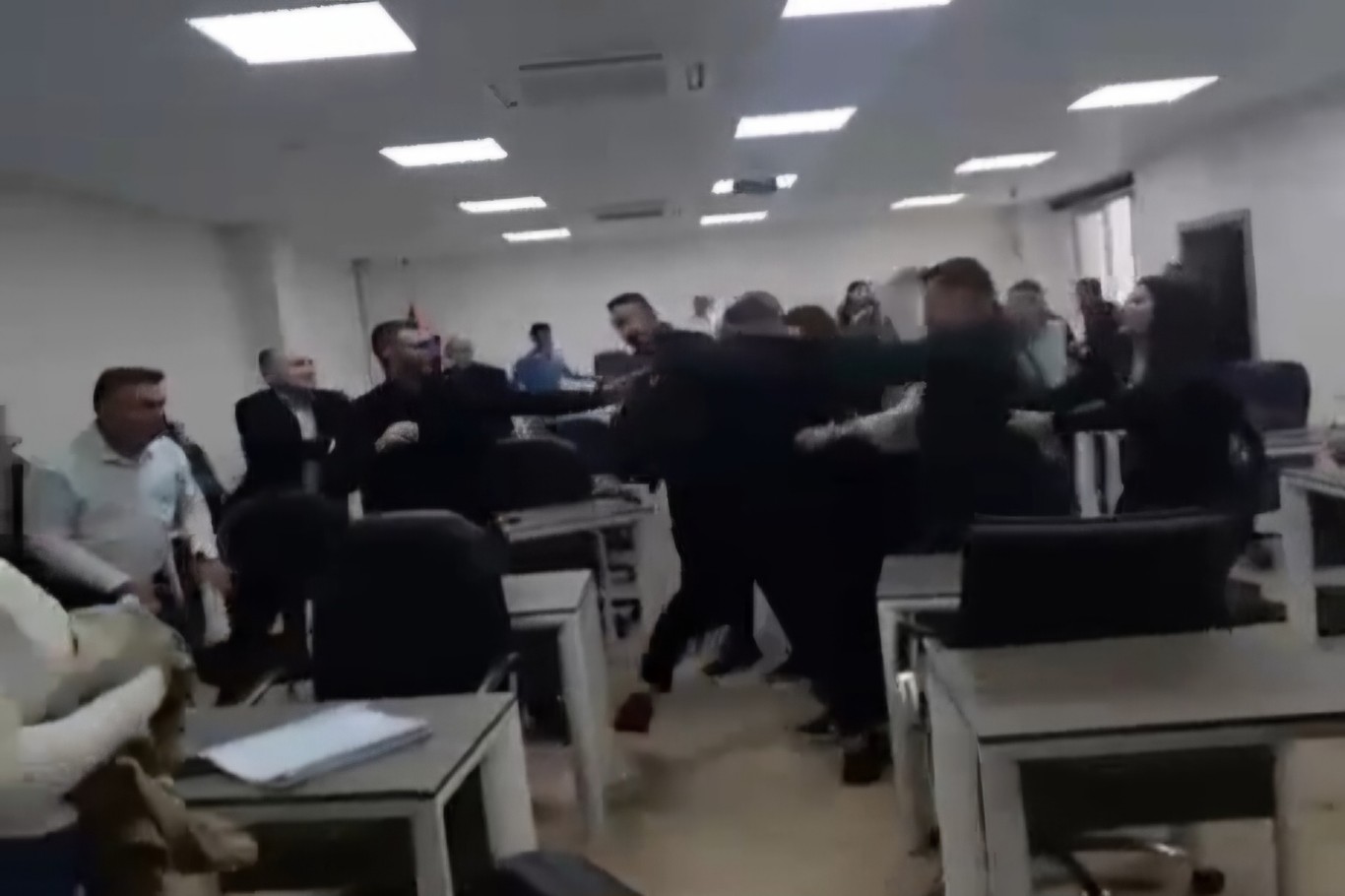 Silopi Belediyesinde meclis karıştı: Meclis üyesi ile başkan yardımcısı birbirine girdi