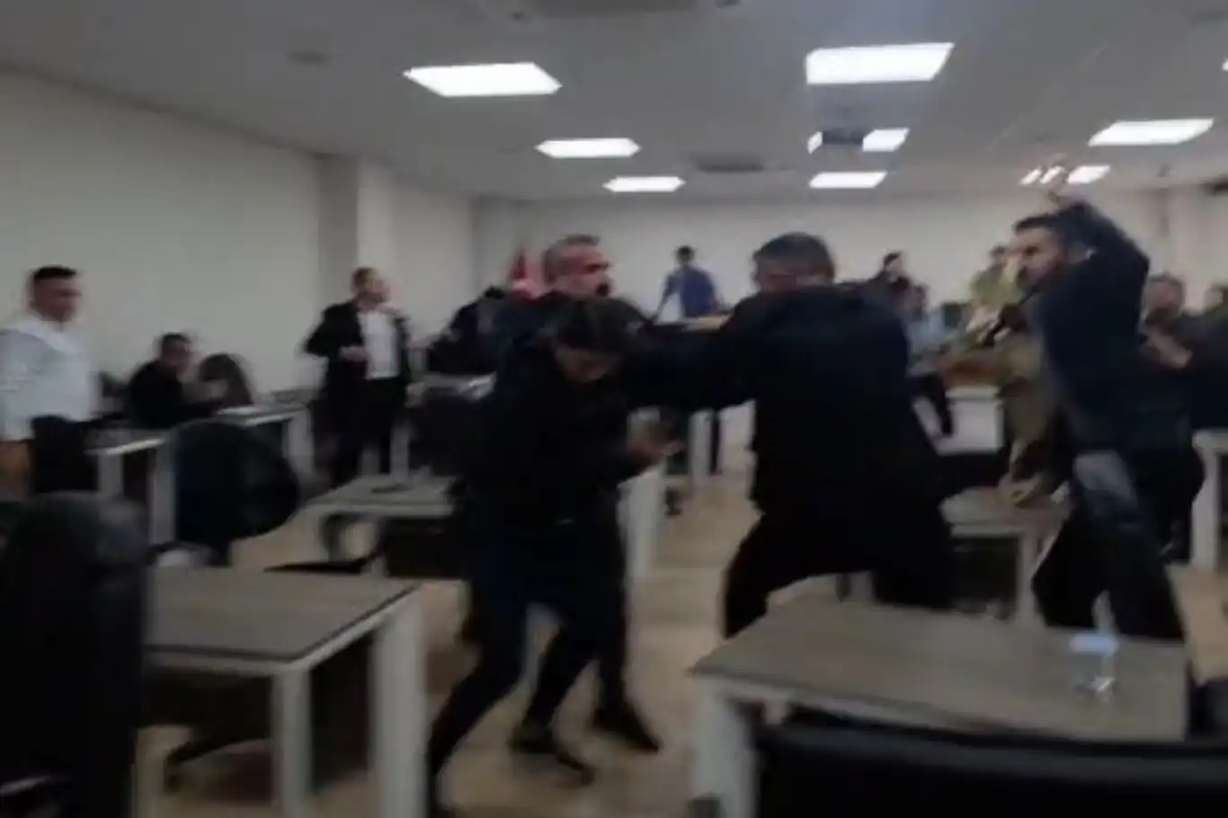 Silopi Belediyesinde meclis karıştı: Meclis üyesi ile başkan yardımcısı birbirine girdi