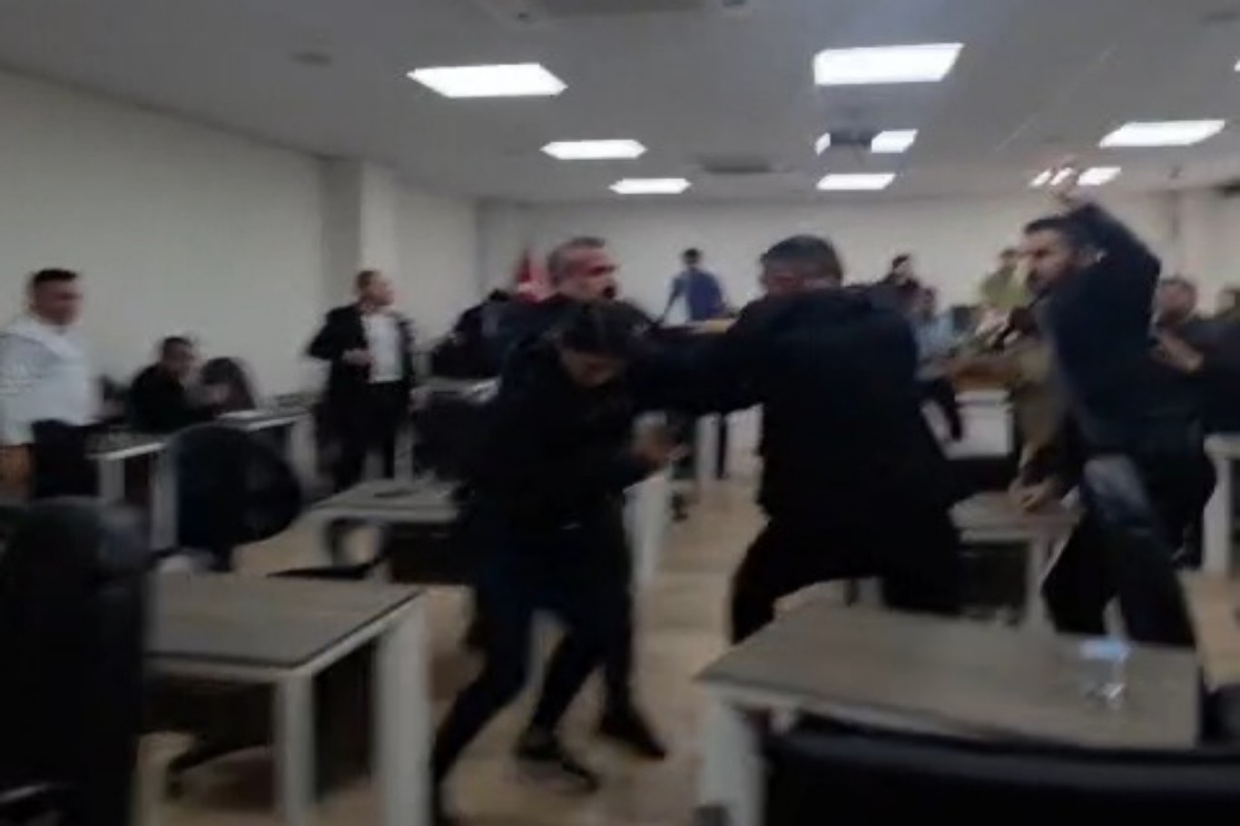 Silopi Belediyesinde meclis karıştı: Meclis üyesi ile başkan yardımcısı birbirine girdi
